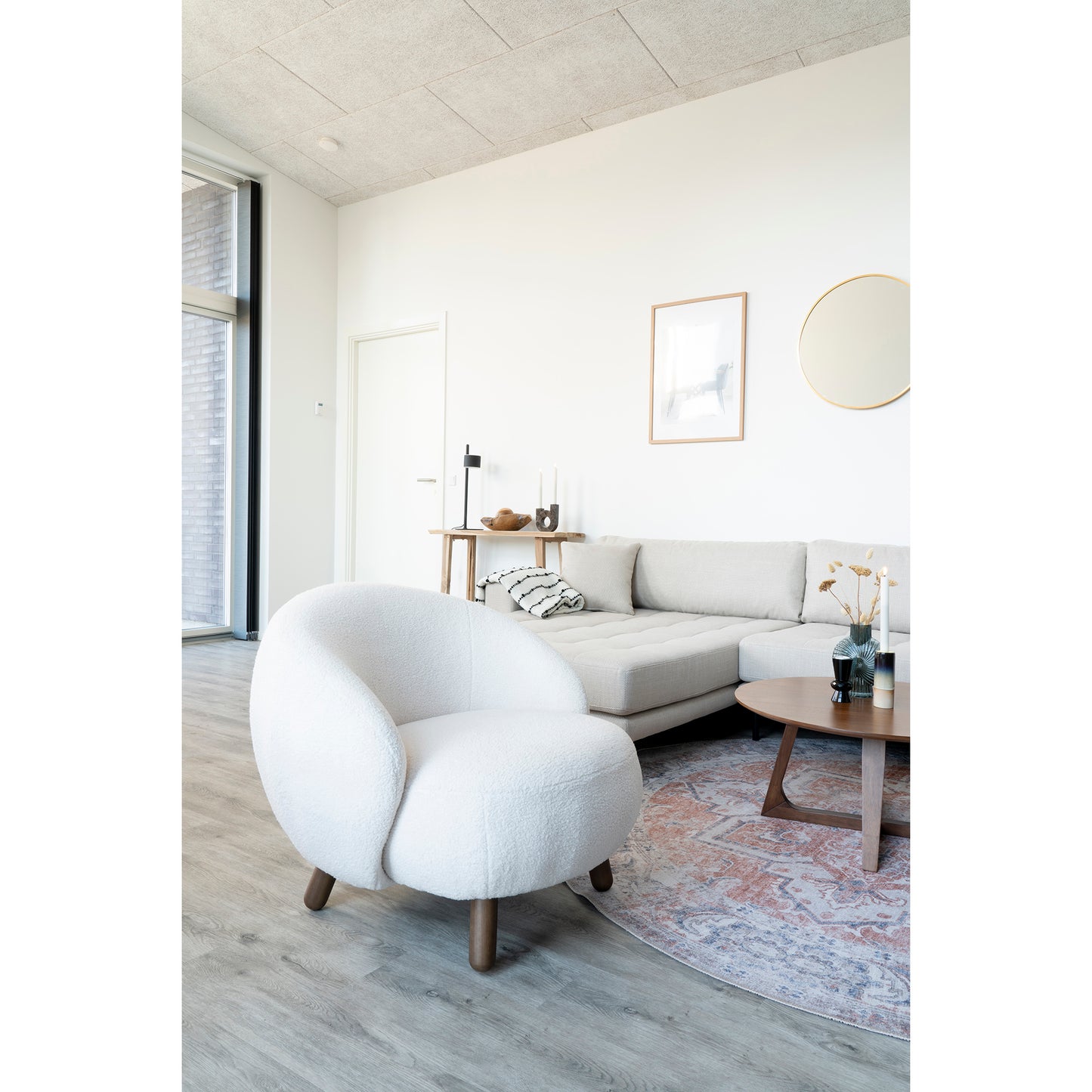 Savona Loungestol - Loungestol, Kunstig Lammeskind, Hvid Med Valnød Farvede Ben, Hn1094 ⎮ 5713917018246 ⎮ 1101185