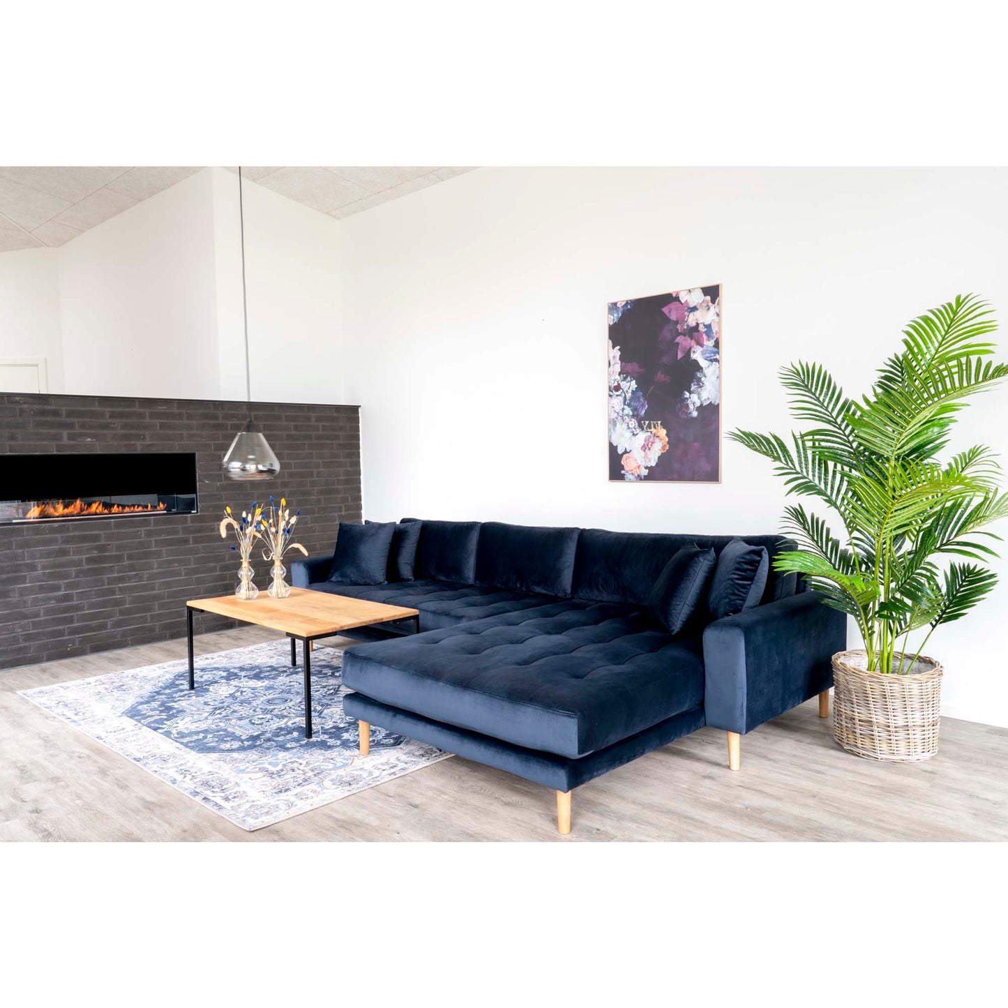 Lido Lounge Sofa - Lounge Sofa, Højrevendt I Mørkeblå Velour Med Fire Puder Og Natur Træben, Hn1005 ⎮ 5713917006595 ⎮ 1301183