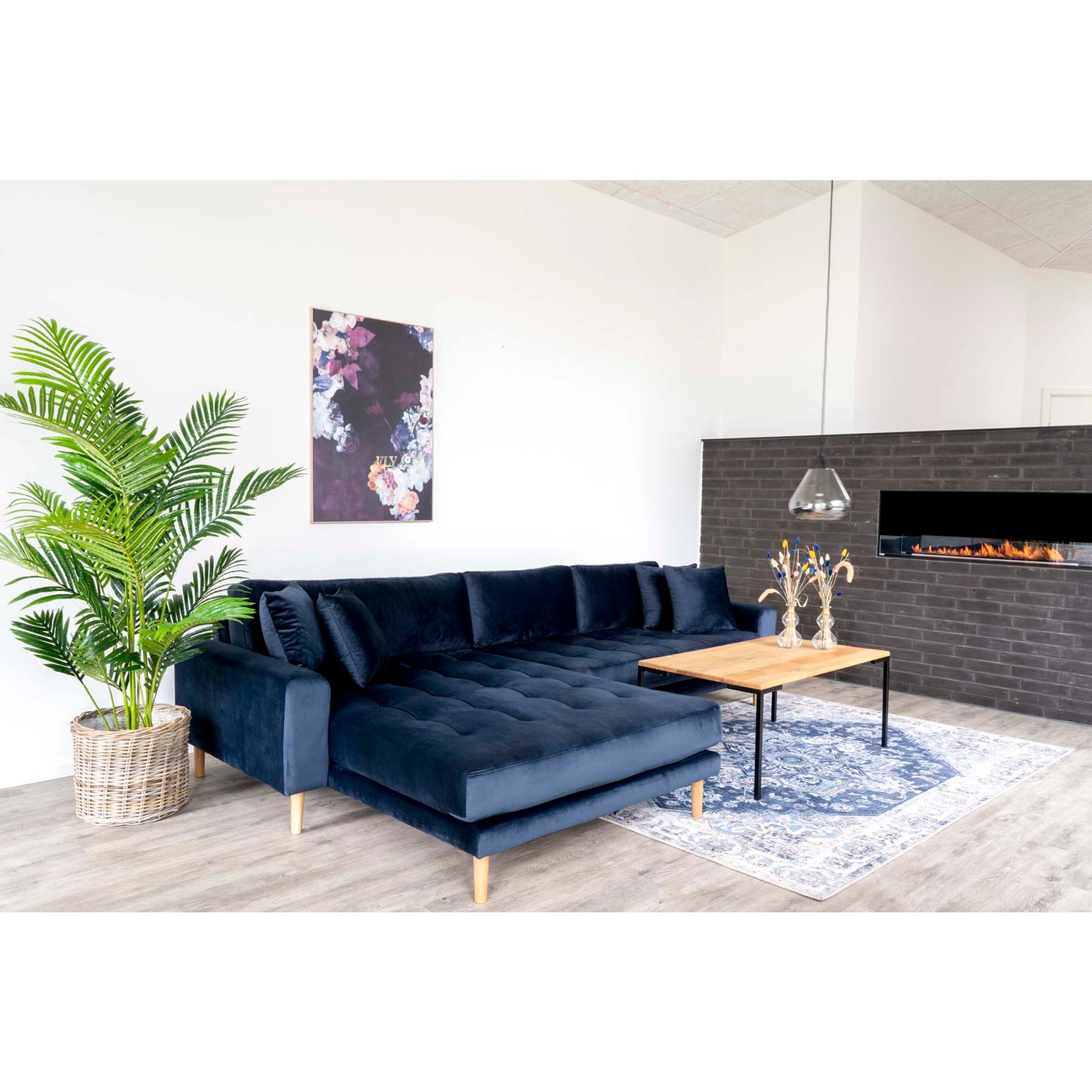 Lido Lounge Sofa - Lounge Sofa, Venstrevendt I Mørkeblå Velour Med Fire Puder Og Natur Træben, Hn1005 ⎮ 5713917006649 ⎮ 1301193