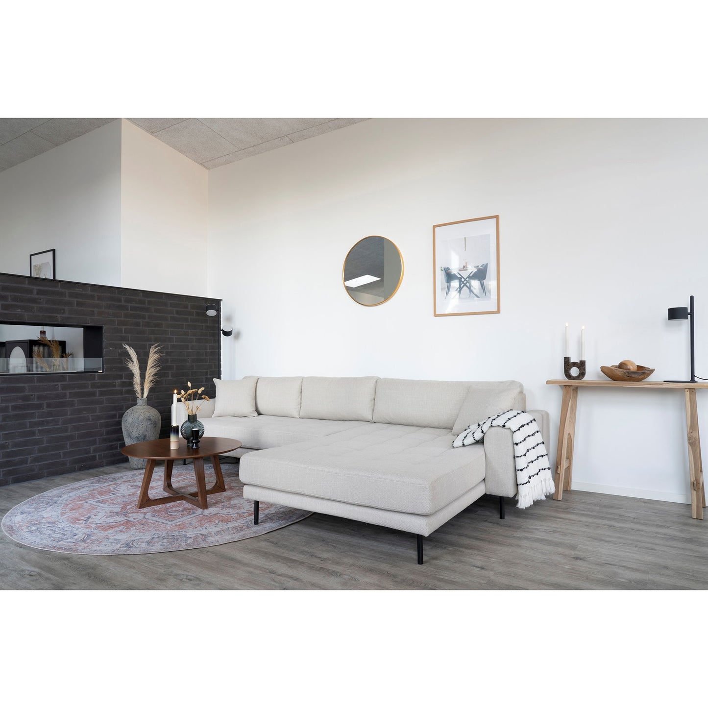 Lido Lounge Sofa - Lounge Sofa, Højrevendt I Beige Med Fire Puder Og Sorte Stål Ben, Hn1025 ⎮ 5713917019250 ⎮ 1301490
