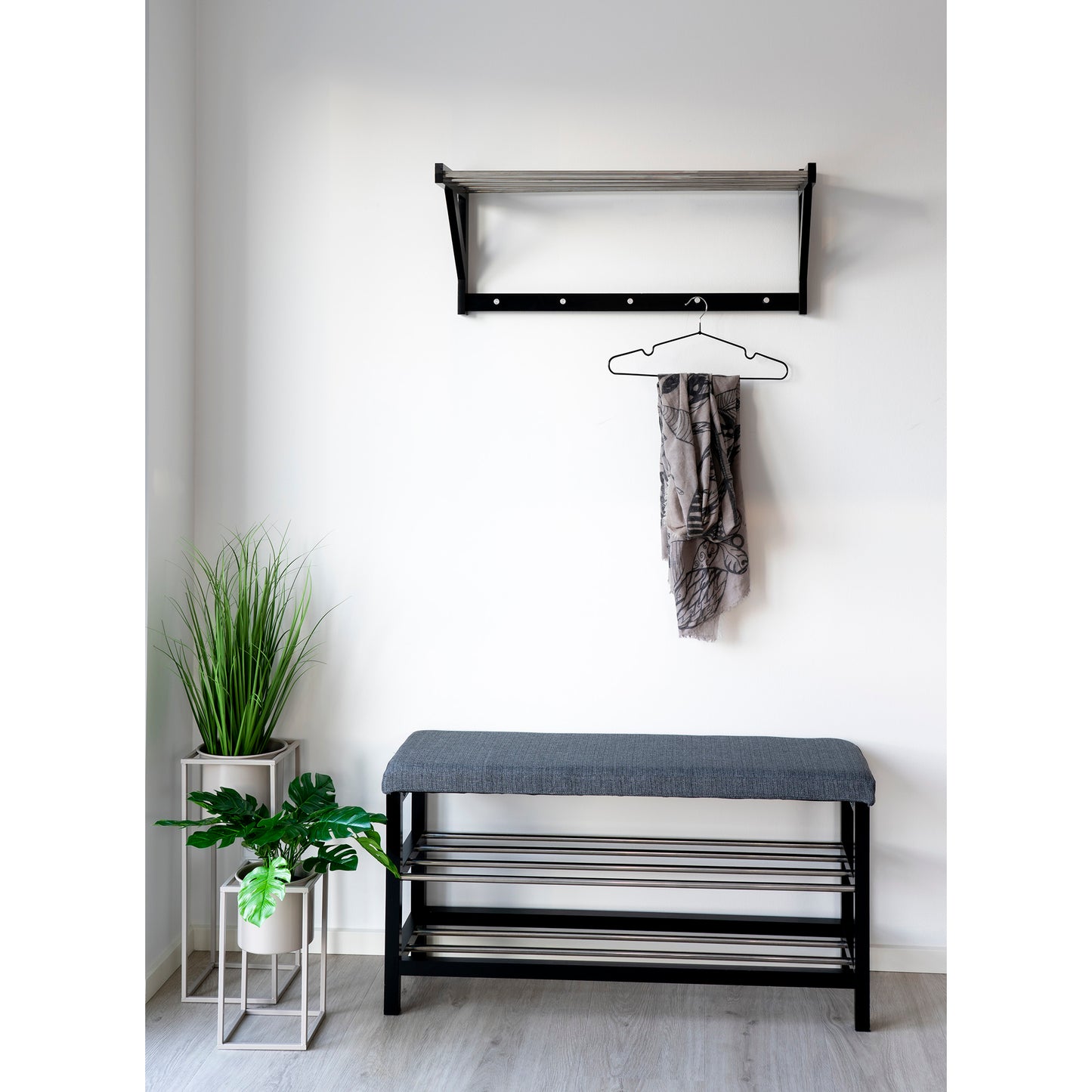 Padova Bænk - Bænk Med Hynde Og 2 Hylder, Grå, Sorte Ben, 100X34X50 Cm ⎮ 5713917002351 ⎮ 1401090