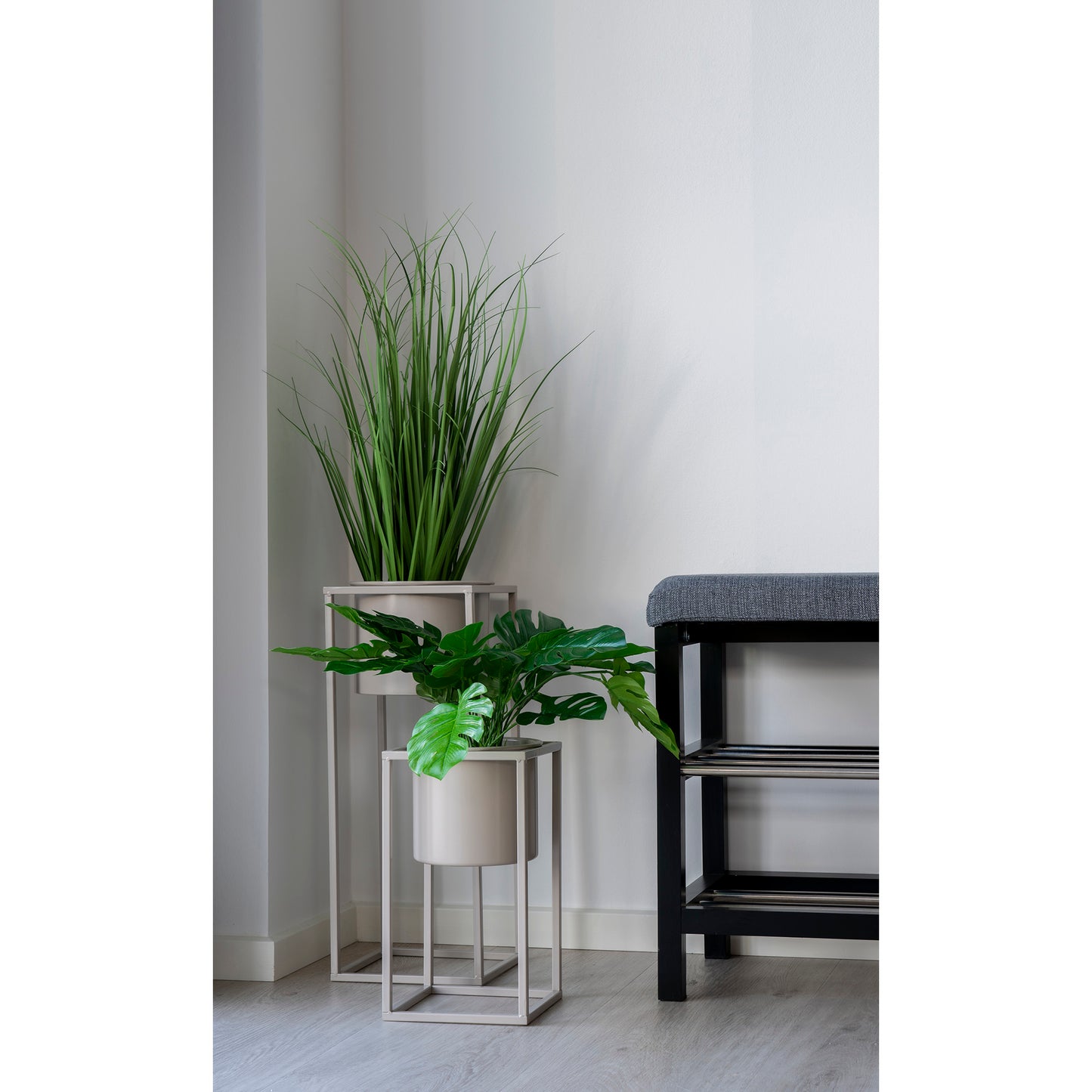 Padova Bænk - Bænk Med Hynde Og 2 Hylder, Grå, Sorte Ben, 100X34X50 Cm ⎮ 5713917002351 ⎮ 1401090