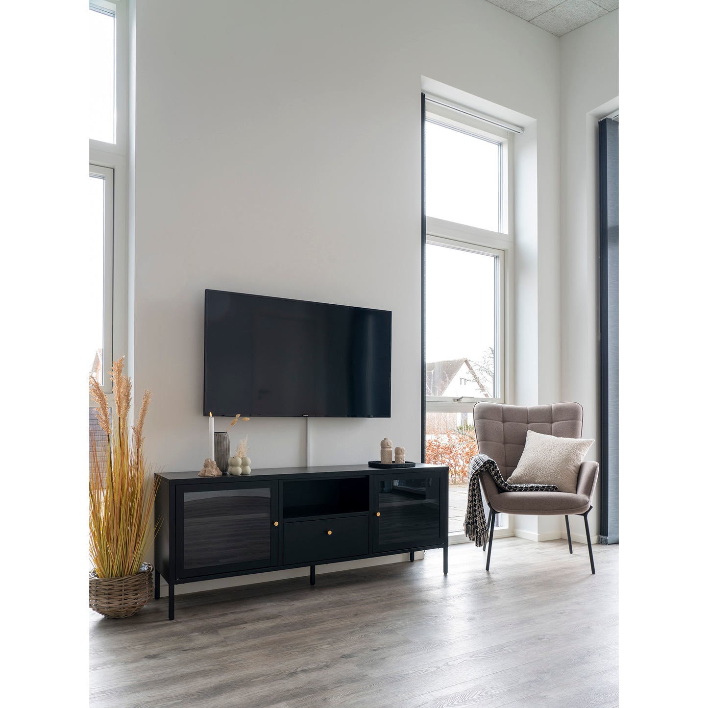 Dalby Tv-Bænk - Tv-Bænk, 2 Glaslåger, 1 Skuffe, Stål, Sort 150X35X60 ⎮ 5713917022762 ⎮ 3001215
