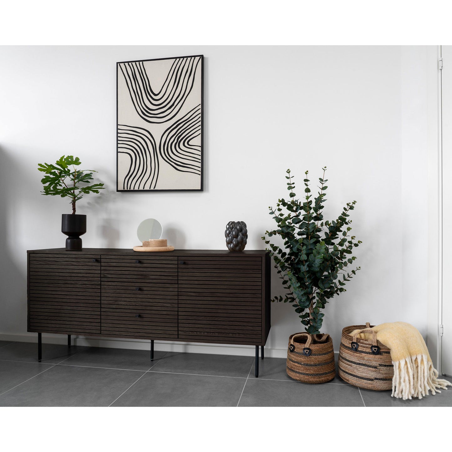 Kyoto Skænk - Skænk, 3 Skuffer, 2 Låger, Egefiner, Smoked, Sorte Metalben 150X40X74 Cm ⎮ 5713917032518 ⎮ 3101004