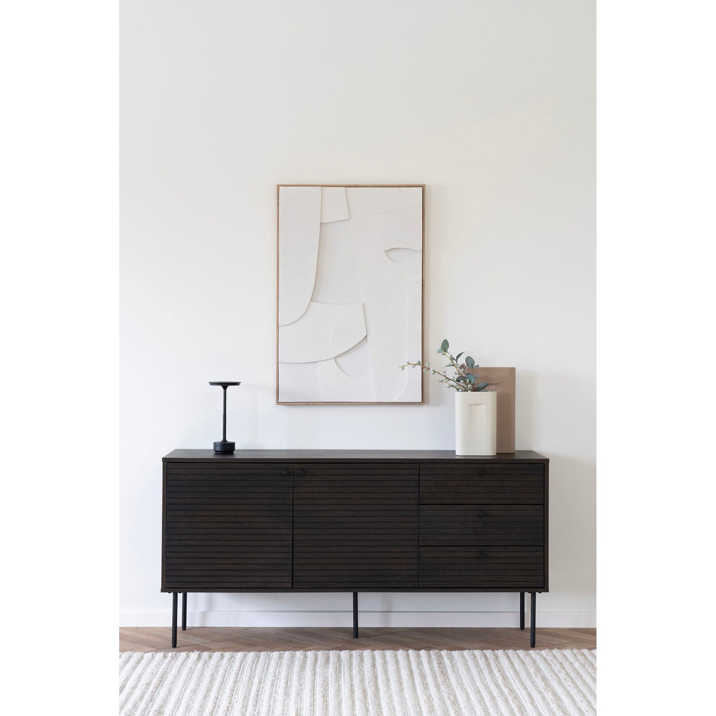 Kyoto Skænk - Skænk, 3 Skuffer, 2 Låger, Egefiner, Smoked, Sorte Metalben 150X40X74 Cm ⎮ 5713917038312 ⎮ 3101015