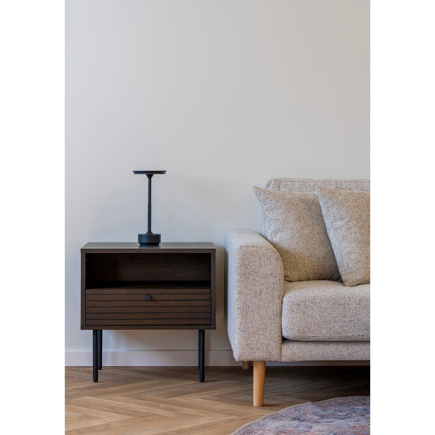 Kyoto Hjørnebord - Hjørnebord, 1 Skuffe, Egefiner, Smoked, Sorte Metalben 50X40X50 Cm ⎮ 5713917032495 ⎮ 3701001