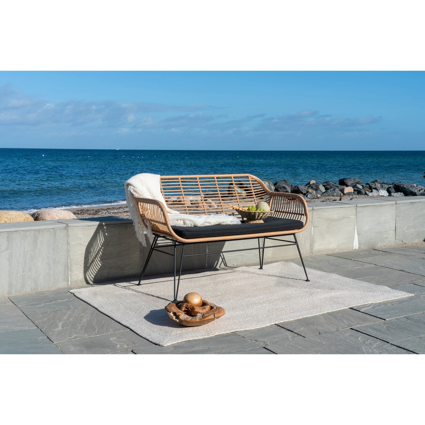 Trieste Sofa - Sofa I Polyrattan Med Hynde, Natur Med Sorte Ben ⎮ 5713917006786 ⎮ 7051010
