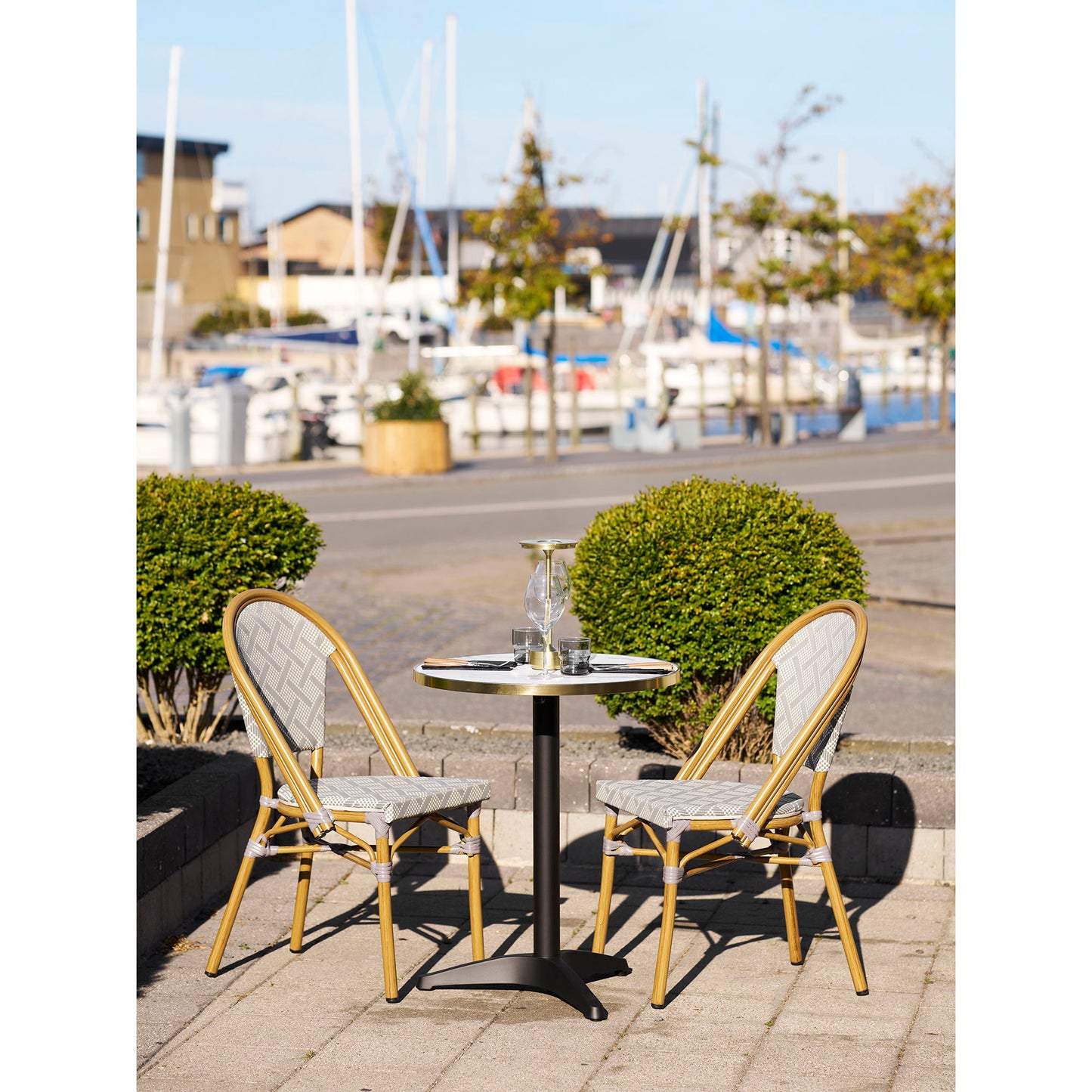 Cafébord - Cafébord, Marmor Look Bordplade, Hvid Med Guldkant, Sorte Ben, Aluminium Ø60X73 Cm ⎮ 5713917038534 ⎮ 7501176