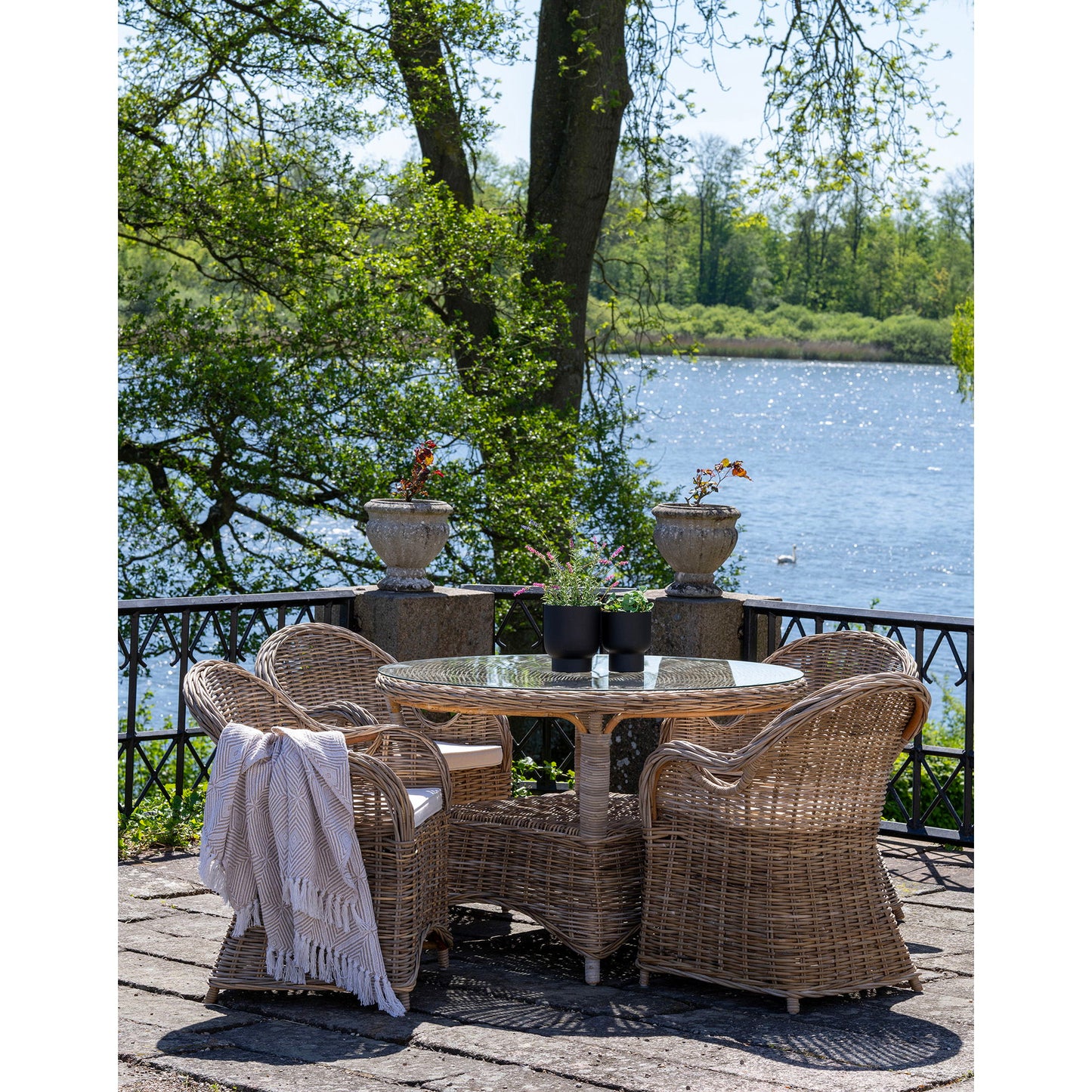 Larisa Havemøbelsæt - Larisa Havebord Ø120 Cm Og 4 Larisa Havestole, Grå ⎮ 5713917032358 ⎮ 7774100-S