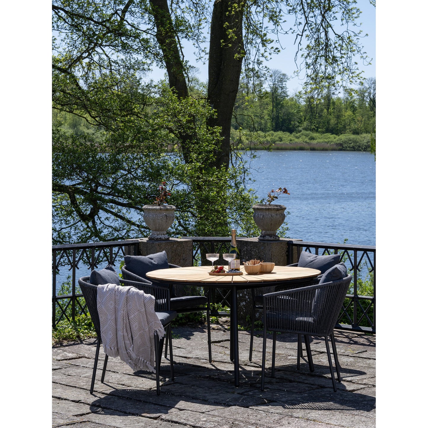 Cleveland Spisebord - Spisebord, Teak Bordplade, Natur, Sorte Ben Ø130X74 Cm ⎮ 5713917026272 ⎮ 7801180
