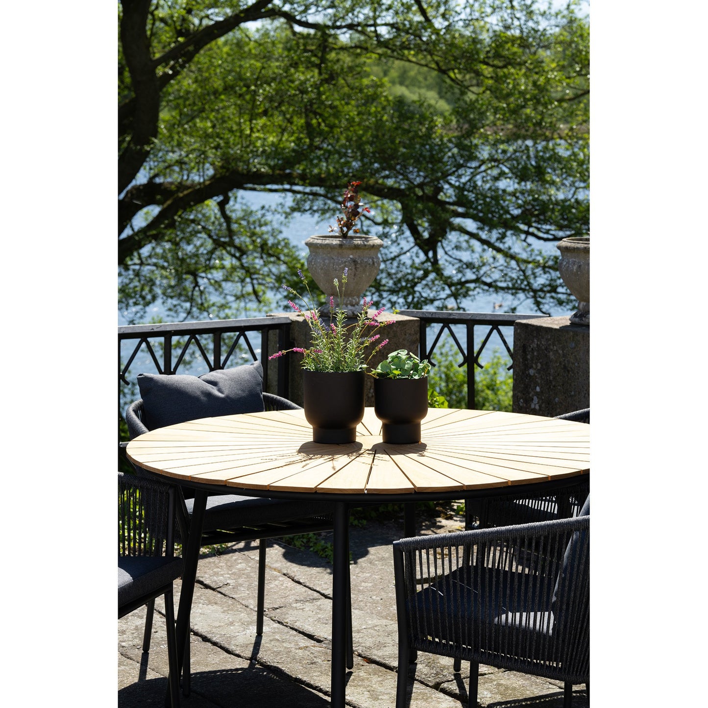 Cleveland Spisebord - Spisebord, Teak Bordplade, Natur, Sorte Ben Ø130X74 Cm ⎮ 5713917026272 ⎮ 7801180