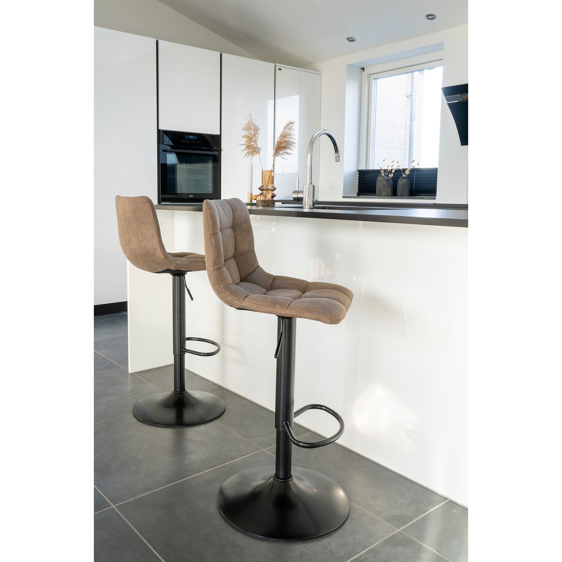 Middelfart Barstol - Barstol, Microfiber, Lysebrun, Sorte Ben, Hn1281 ⎮ Sæt af 2 stk. ⎮ 5713917009374 ⎮ 1001300 