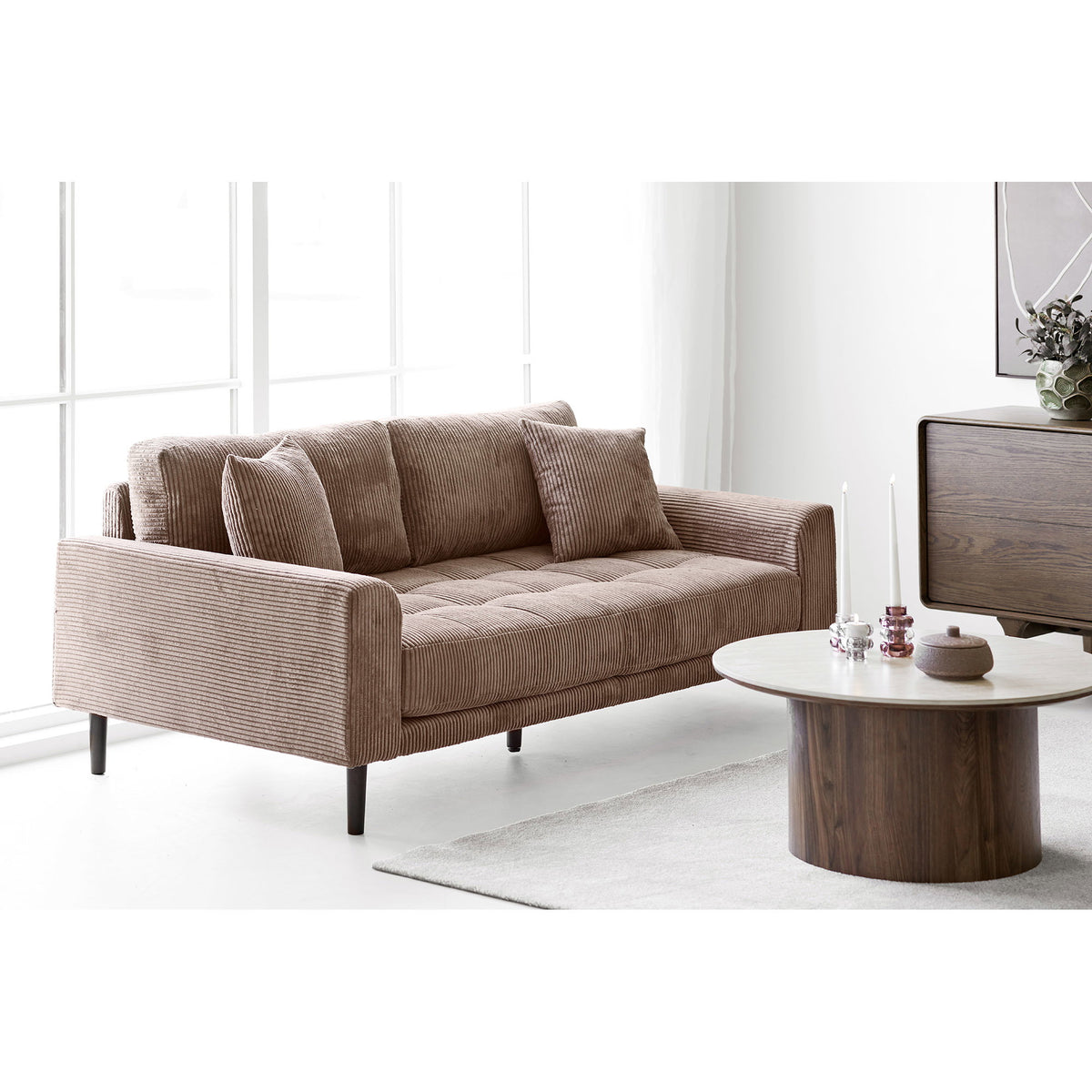 Lido 2,5 Personers Sofa - 2,5 Personers Sofa, Brun Fløjl Med To Puder Og Sorte Træben, Hn1423 ⎮ 5713917048991 ⎮ 1250011 