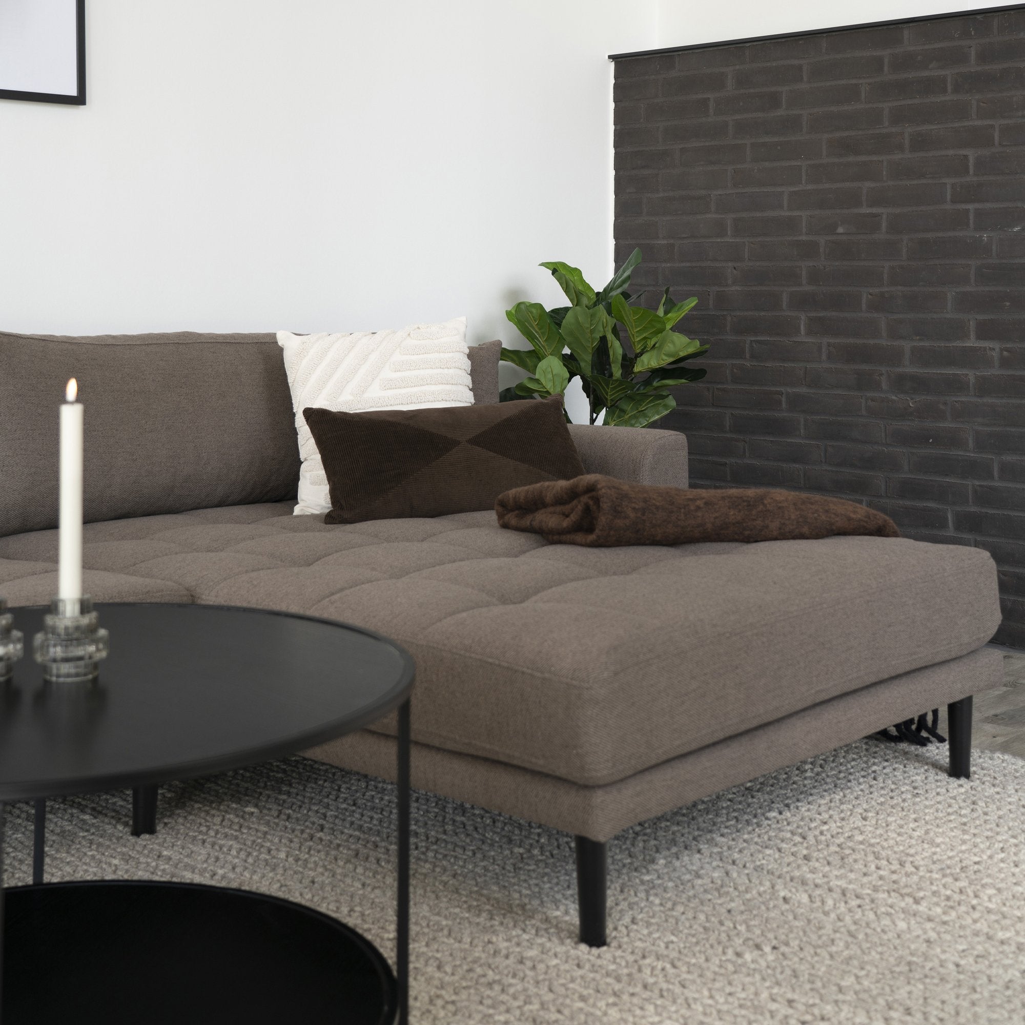 Lido Lounge Sofa - Lido Lounge Sofa, Højrevendt I Brun Med Fire Puder Og Sorte Træben, Hn1055 ⎮ 5713917025909 ⎮ 1301608 