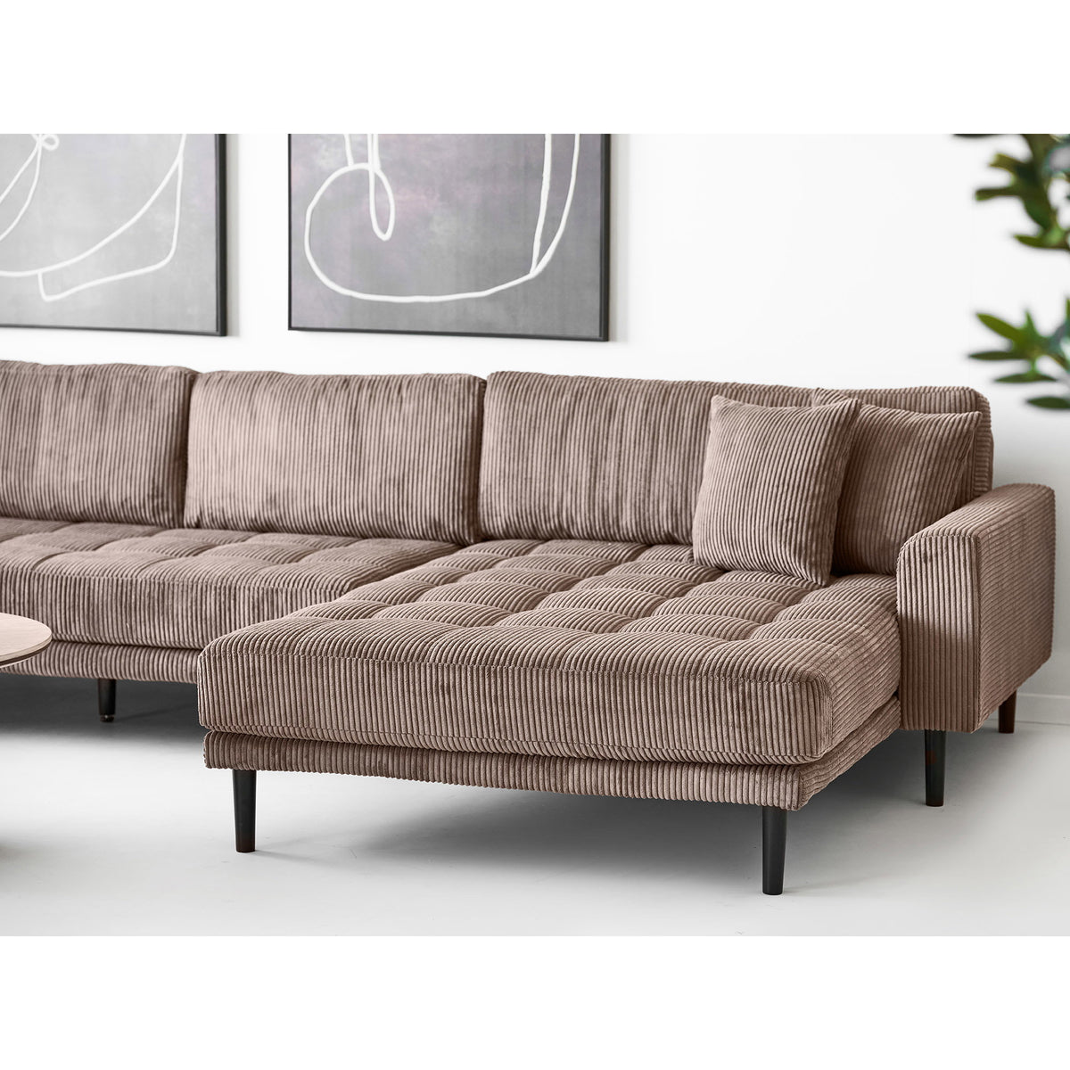 Lido U-Sofa Åben Ende - U-Sofa Åben Ende, Højrevendt I Brun Fløjl Med Fire Puder Og Sorte Træben Hn1423 ⎮ 5713917042326 ⎮ 1330006 