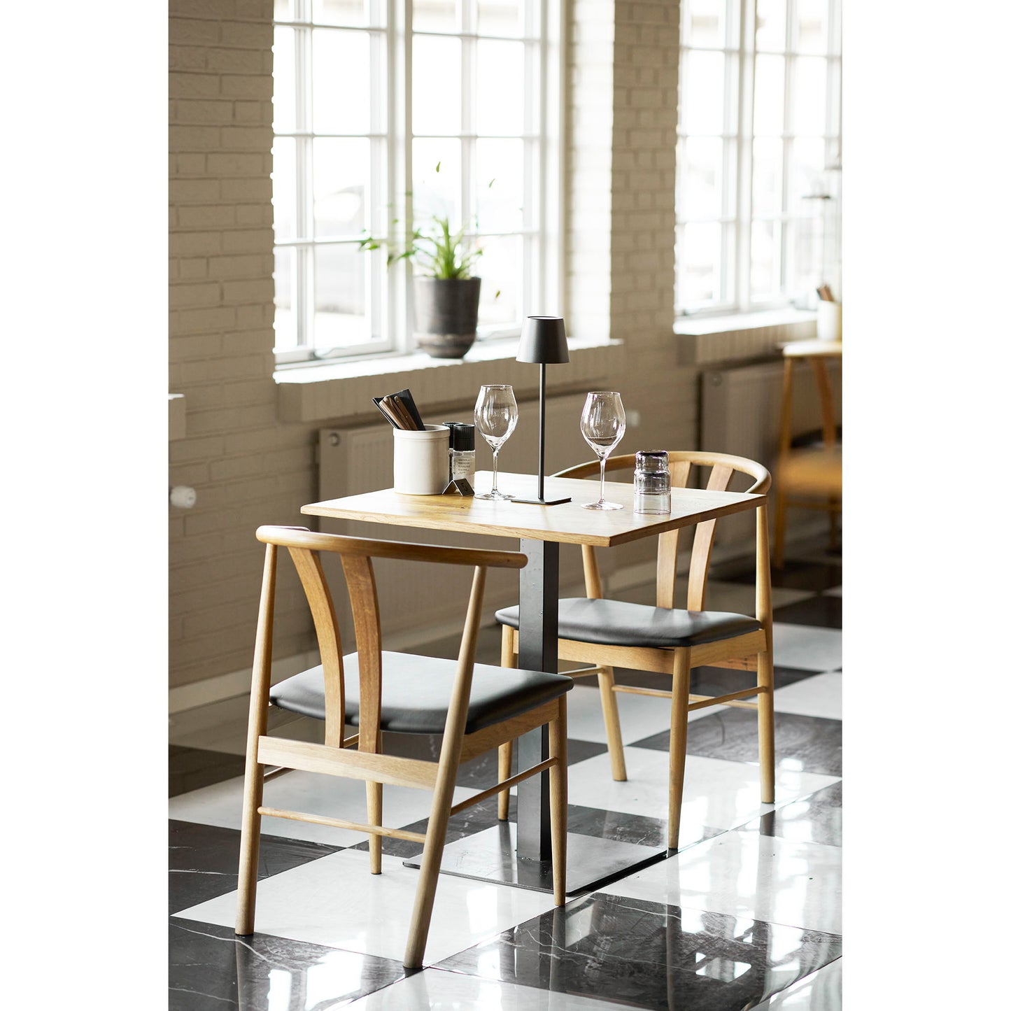 Lignano Cafebord - Cafebord, Egetræ, Sort Metal Base 70X70X75 Cm ⎮ 5713917033775 ⎮ 2250003 