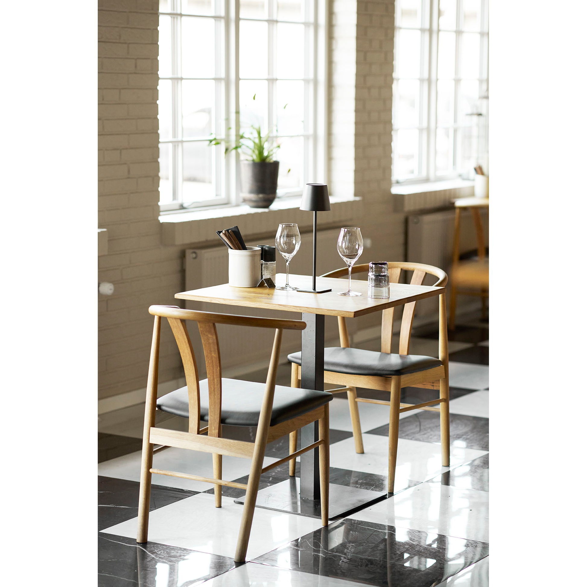 Lignano Cafebord - Cafebord, Egetræ, Sort Metal Base 70X70X75 Cm ⎮ 5713917033775 ⎮ 2250003 