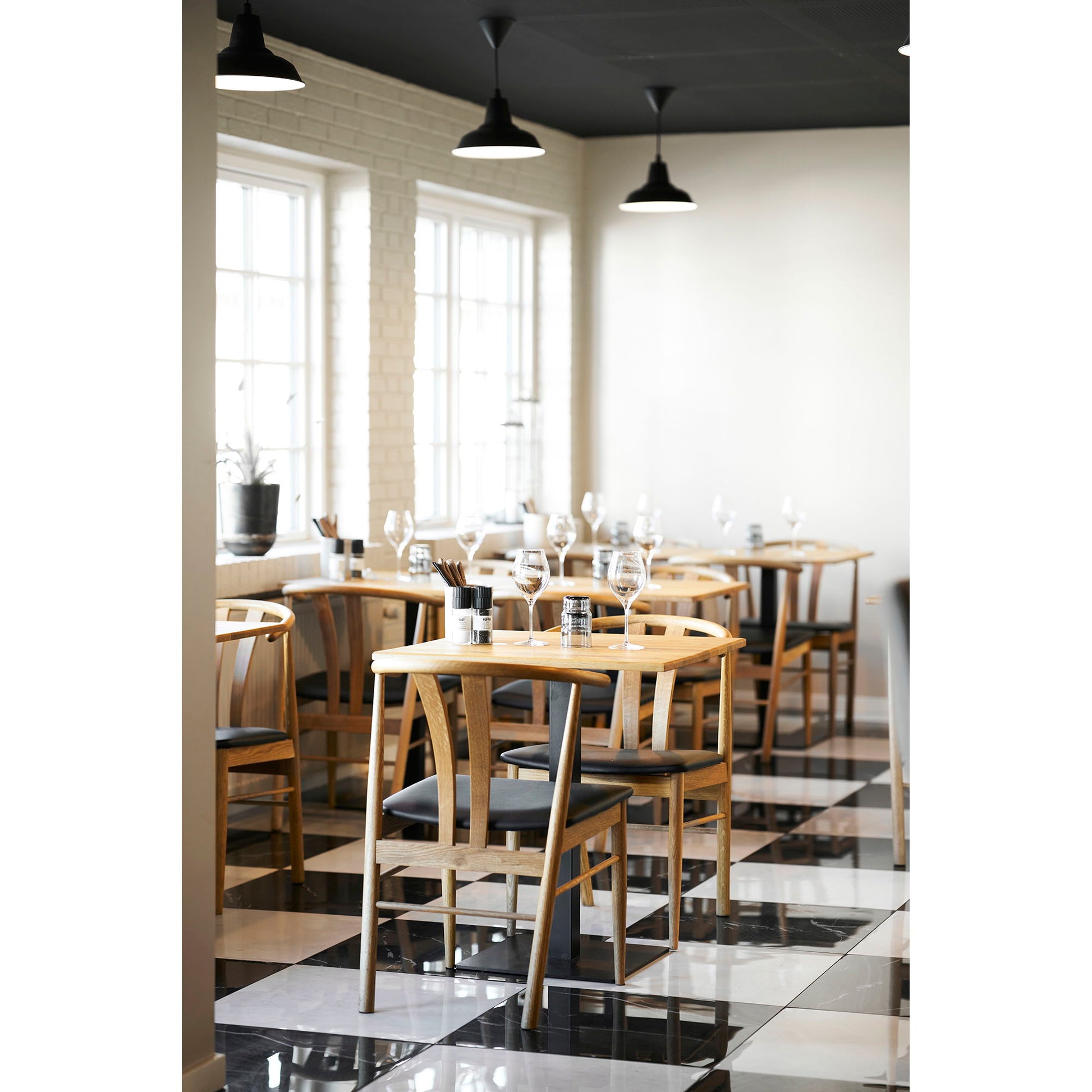 Lignano Cafebord - Cafebord, Egetræ, Sort Metal Base 70X70X75 Cm ⎮ 5713917033775 ⎮ 2250003 