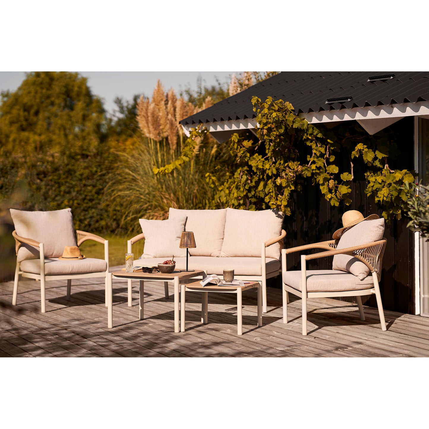 Abela Loungesæt - Loungesæt, Aluminium/Nonwood/Polyester/Pe Rattan, Sand/Natur, Inkl. Hynder ⎮ 5713917040810 ⎮ 7701014 